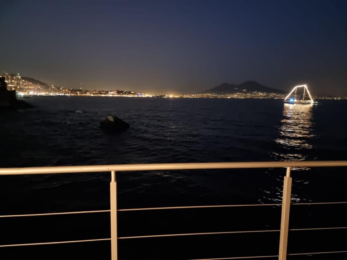 La Casa Sull' Acqua Apartment Napoli Bagian luar foto